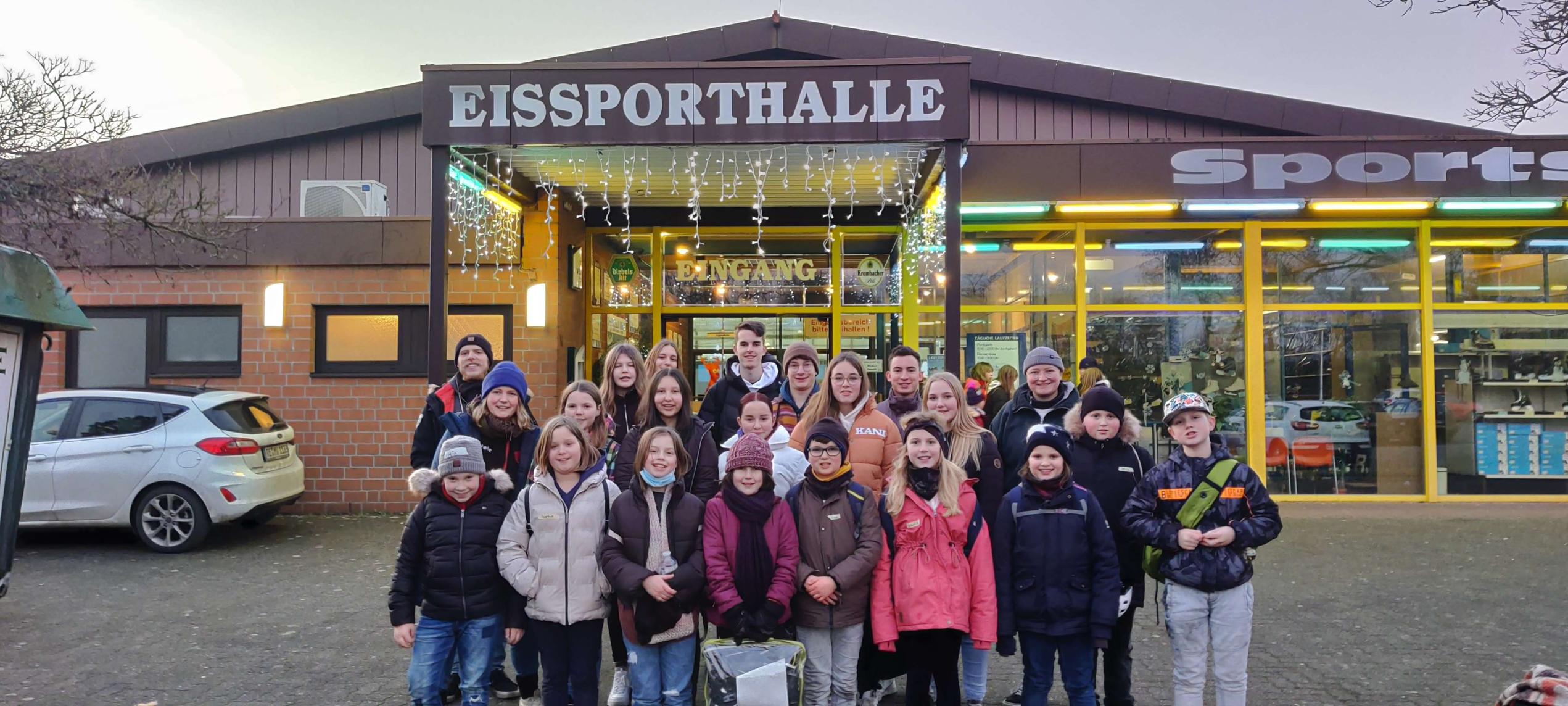 Gruppenbild vor der Eissporthalle